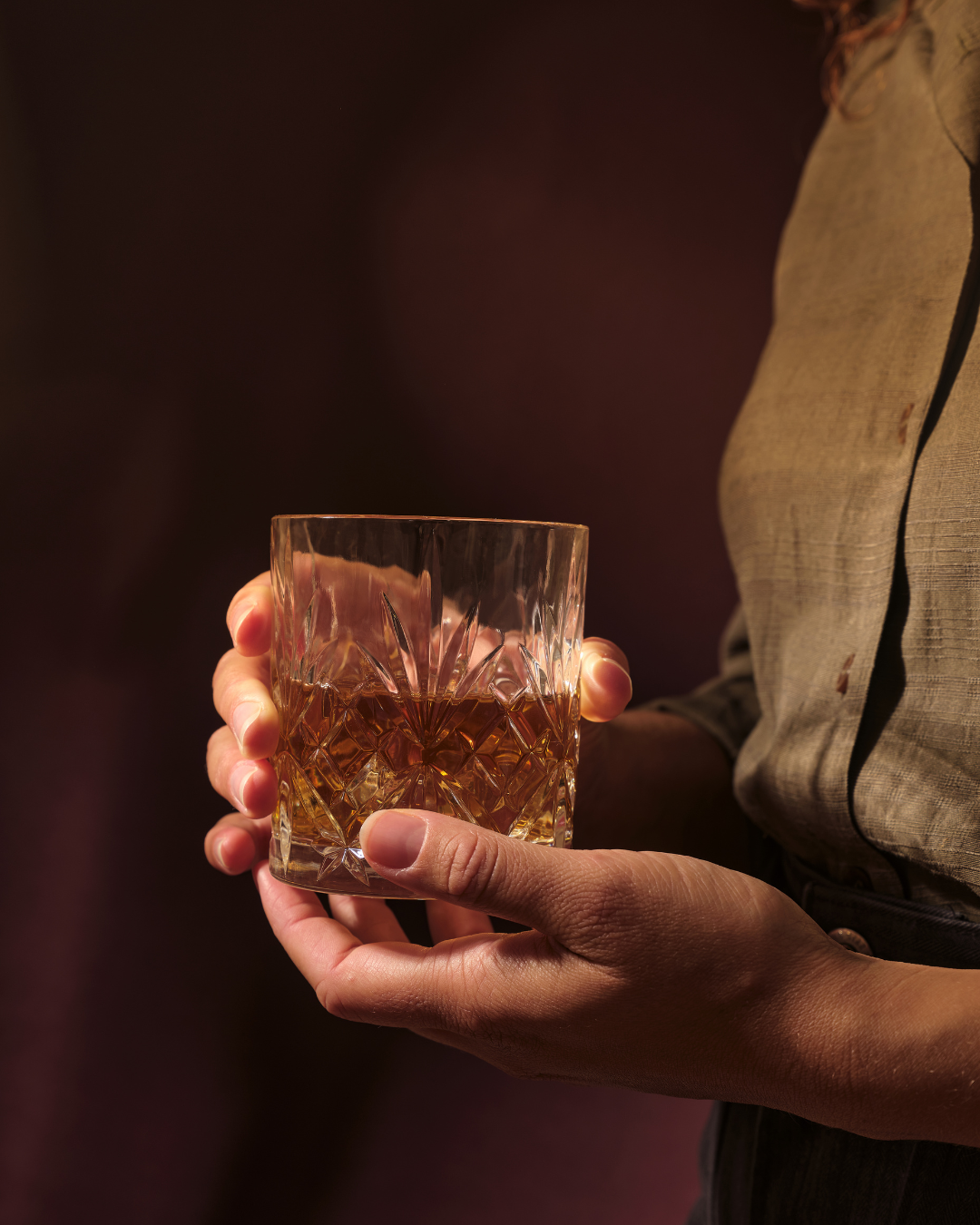 Cachaça envejecida servida con un cubo de hielo