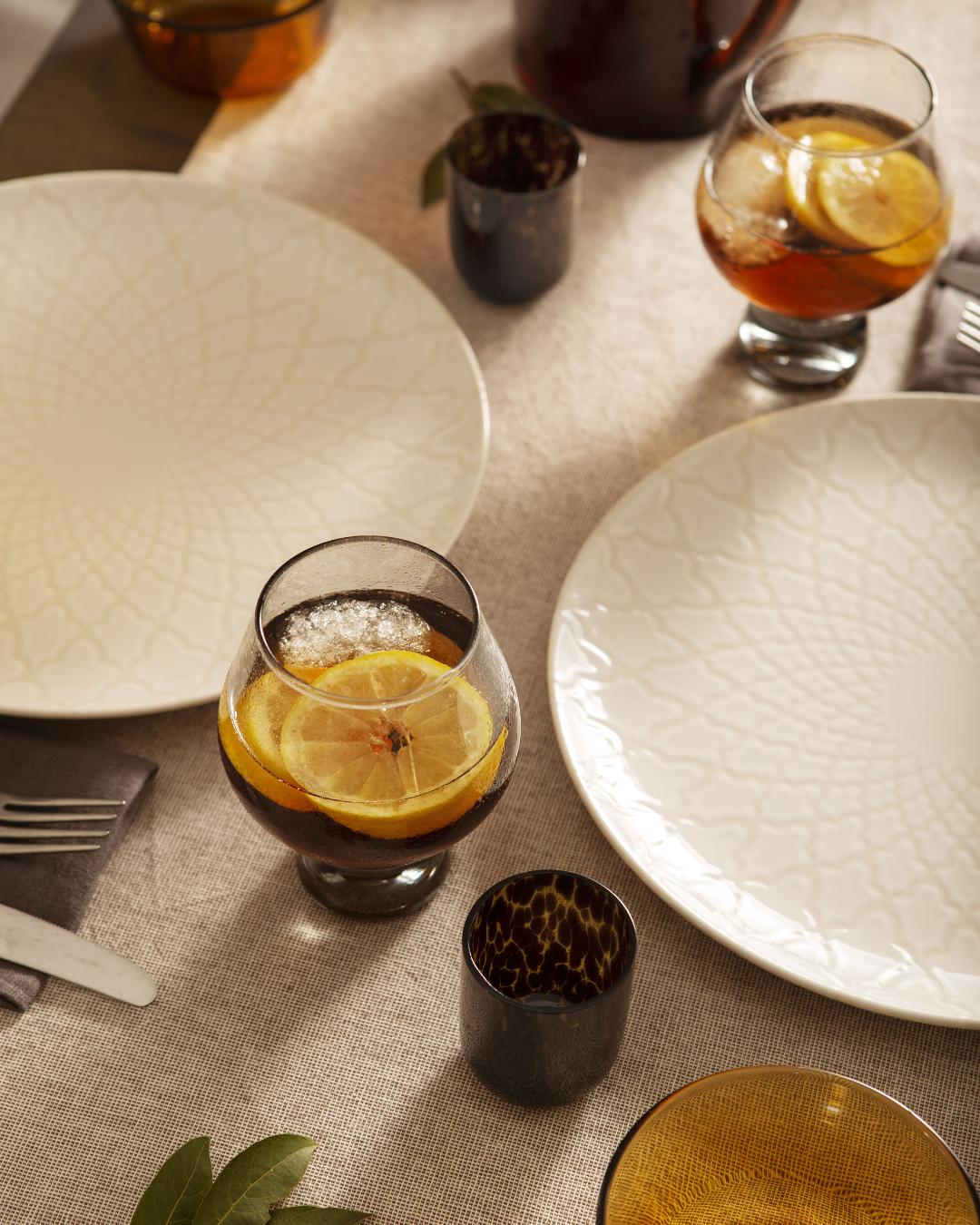 Cócteles cítricos servidos en mesa elegante, listos para maridar.