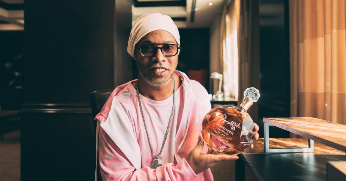 Ronaldinho R10: Cuando una leyenda del fútbol se convierte en una obra maestra líquida