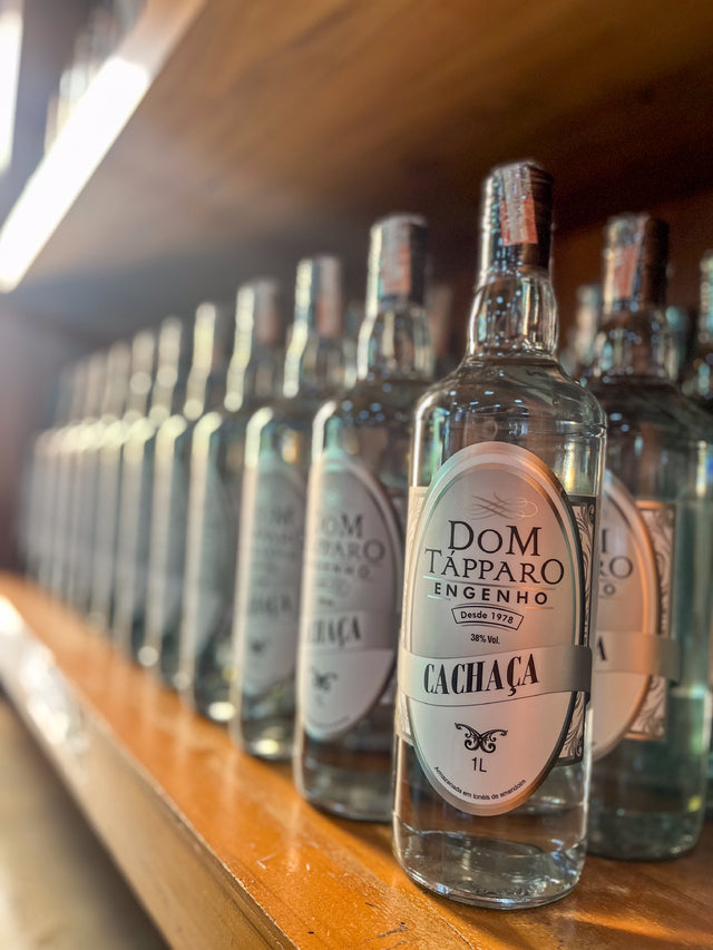 Botella de Cachaça Dom Tápparo Blanca artesanal, destilada en alambique de cobre