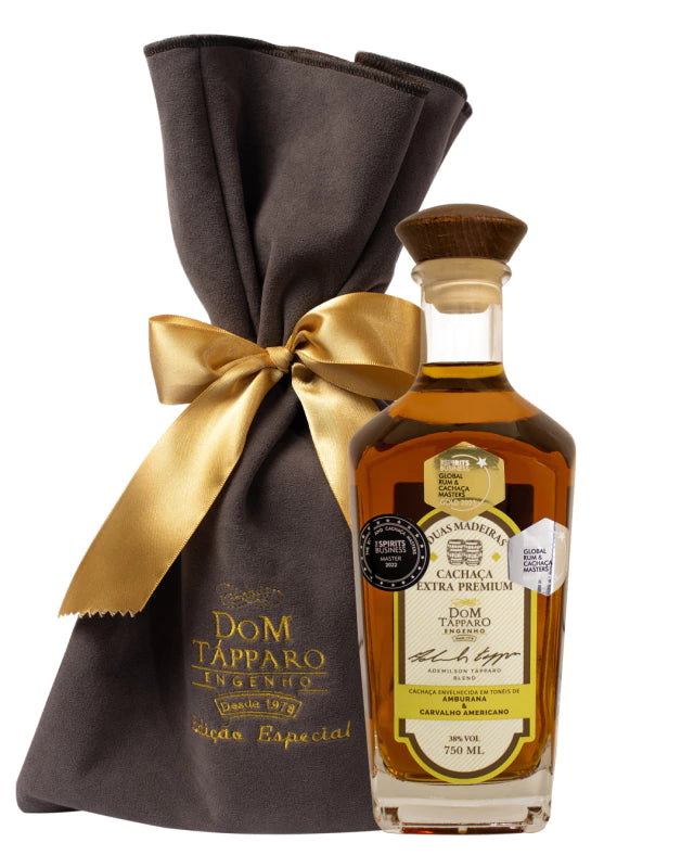 Botella de Cachaça Dom Tápparo Dos Maderas Blend, envejecida en roble americano y amburana, con estuche de terciopelo gris