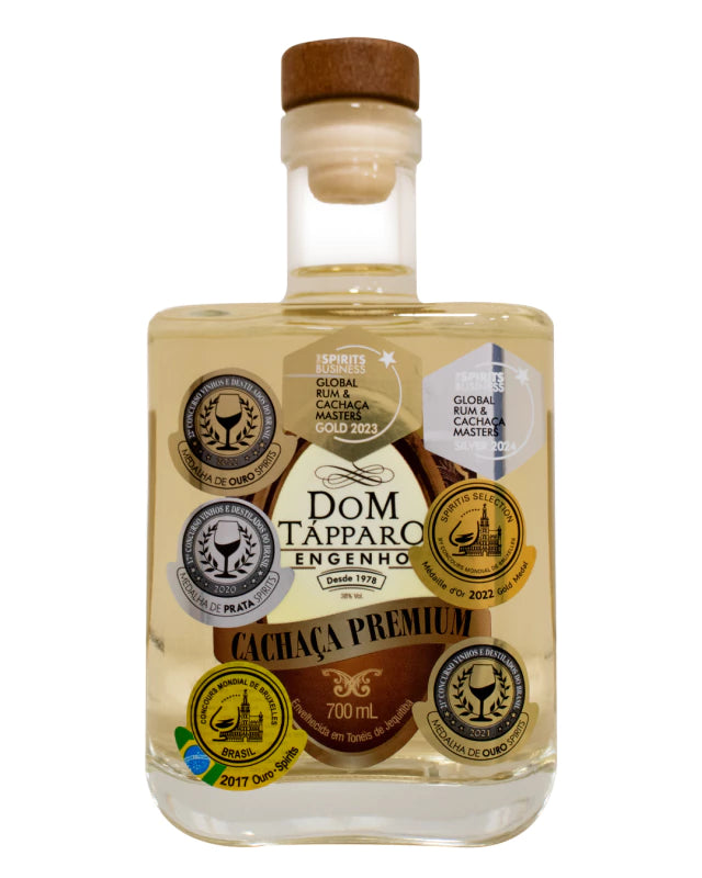 Botella de Cachaça Dom Tápparo Premium 6 años, envejecida en madera de Jequitibá