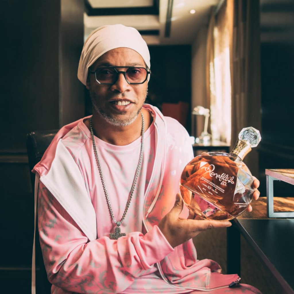 Botella de Cachaça Extra Premium Ronaldinho Gaúcho, edición limitada de Dom Tápparo – disponible en Nery Select