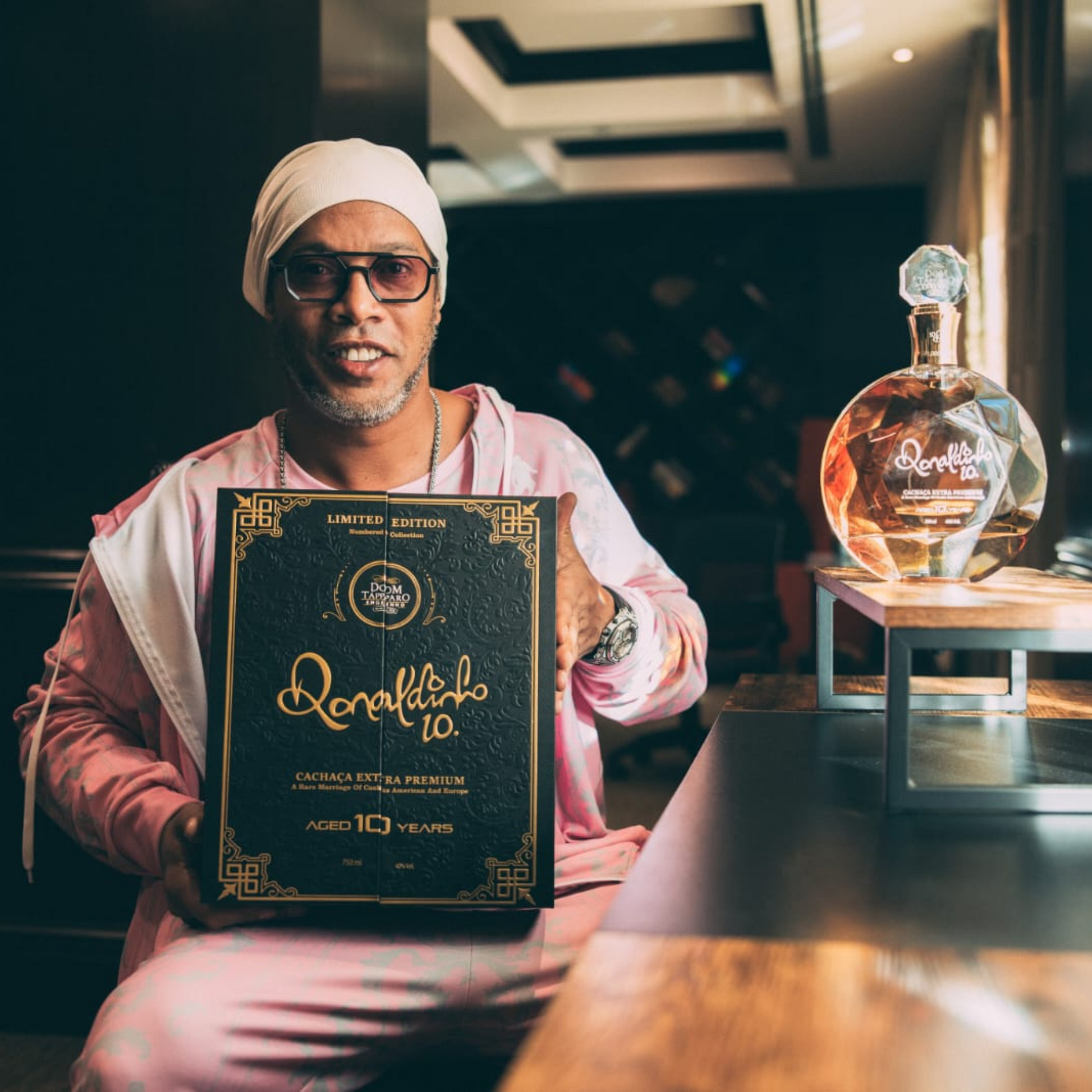 Botella de Cachaça Extra Premium Ronaldinho Gaúcho, edición limitada de Dom Tápparo – disponible en Nery Select