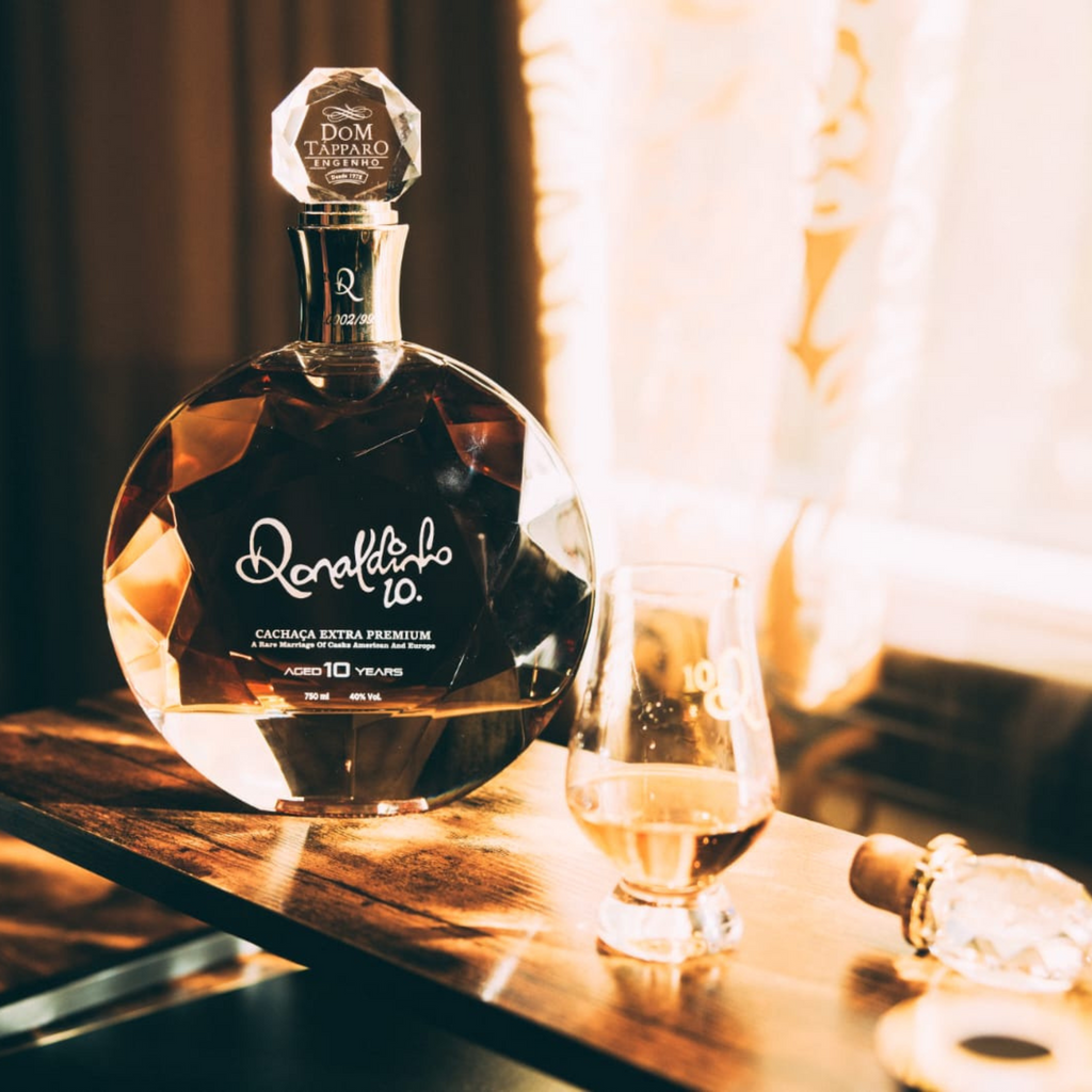 Botella de Cachaça Extra Premium Ronaldinho Gaúcho, edición limitada de Dom Tápparo – disponible en Nery Select