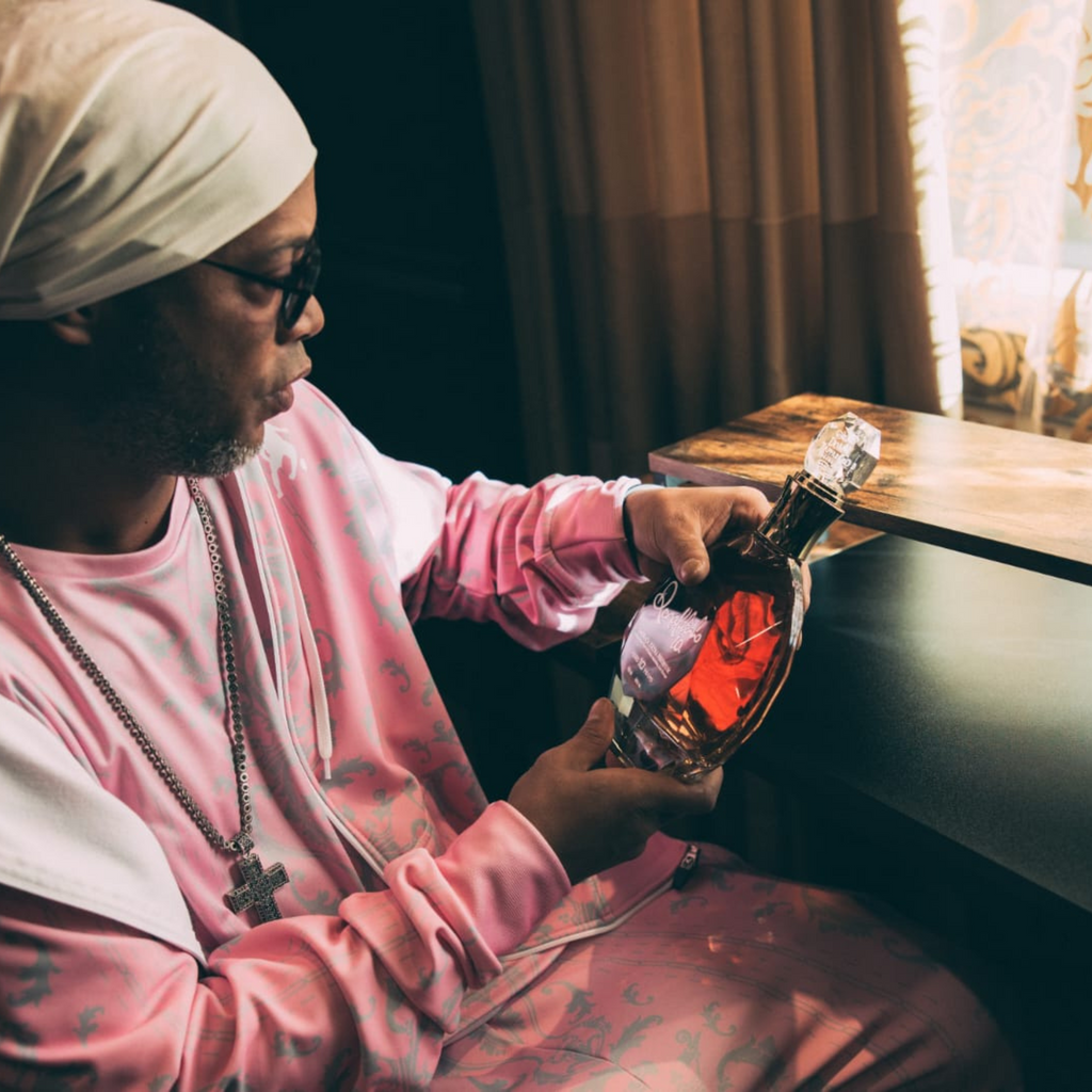 Botella de Cachaça Extra Premium Ronaldinho Gaúcho, edición limitada de Dom Tápparo – disponible en Nery Select