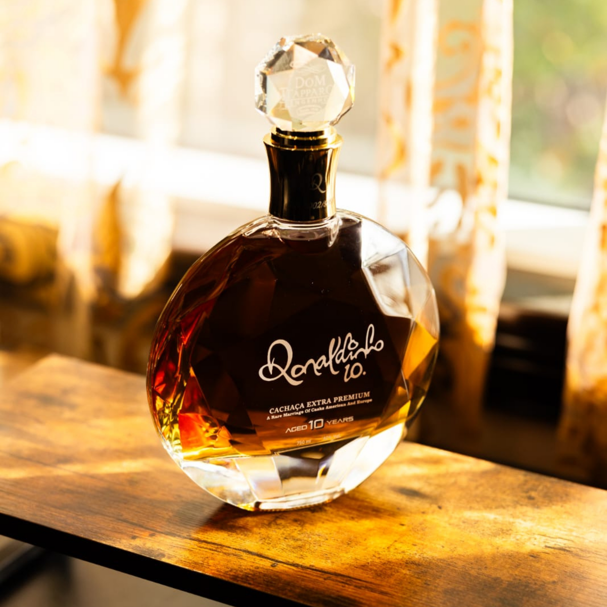 Botella de Cachaça Extra Premium Ronaldinho Gaúcho, edición limitada de Dom Tápparo – disponible en Nery Select