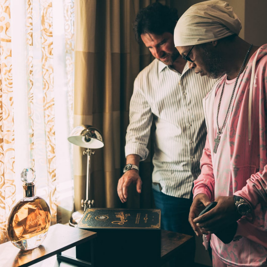 Botella de Cachaça Extra Premium Ronaldinho Gaúcho, edición limitada de Dom Tápparo – disponible en Nery Select